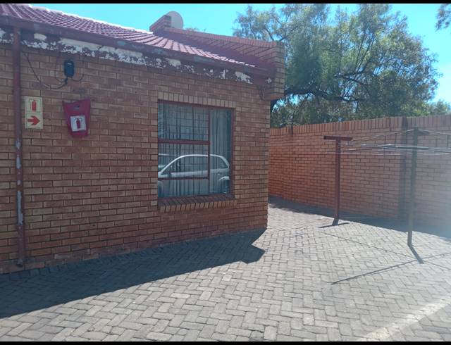 1 BEDROOM TOWNHOUSE FOR SALE IN VOSLOORUS